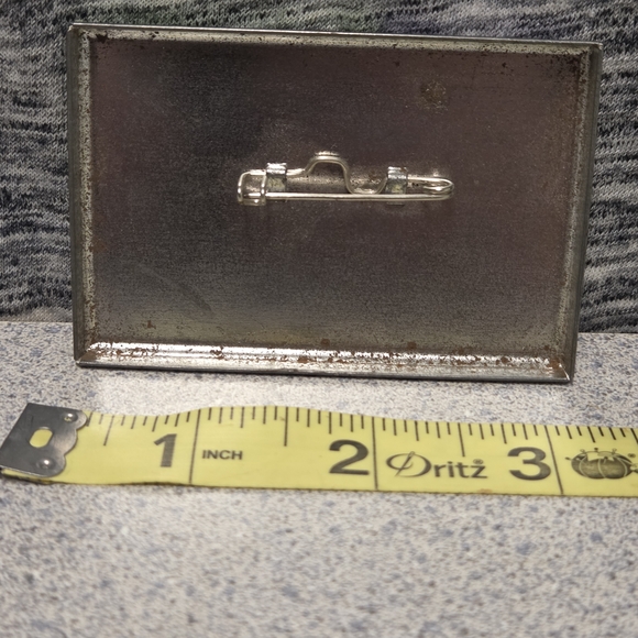 Toys R Us Commitment Pin - Picture 2 of 2